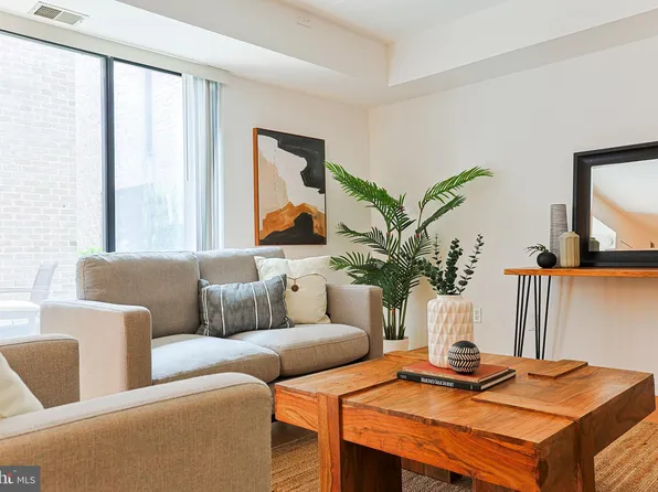 130 Spruce St APT 32A, Philadelphia, PA 19106