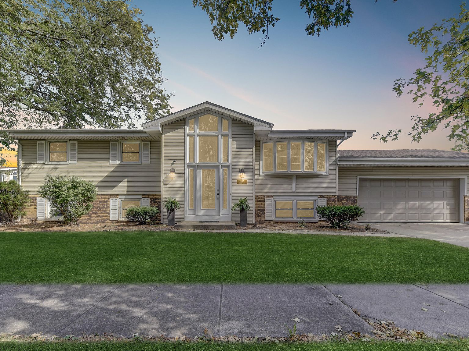 2117 Azalea Dr, Highland, IN 46322 | Zillow