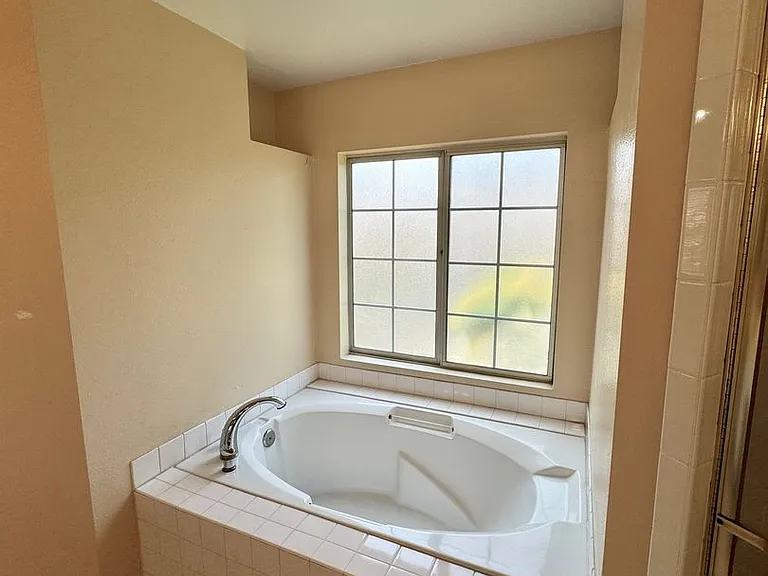 694 Warwick Ave — Photo 15