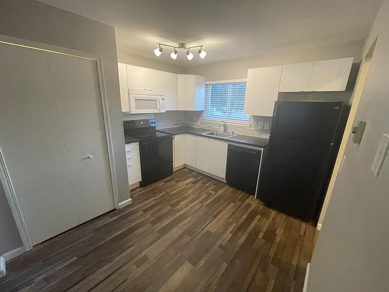 556 Winnie Way — Photo 8