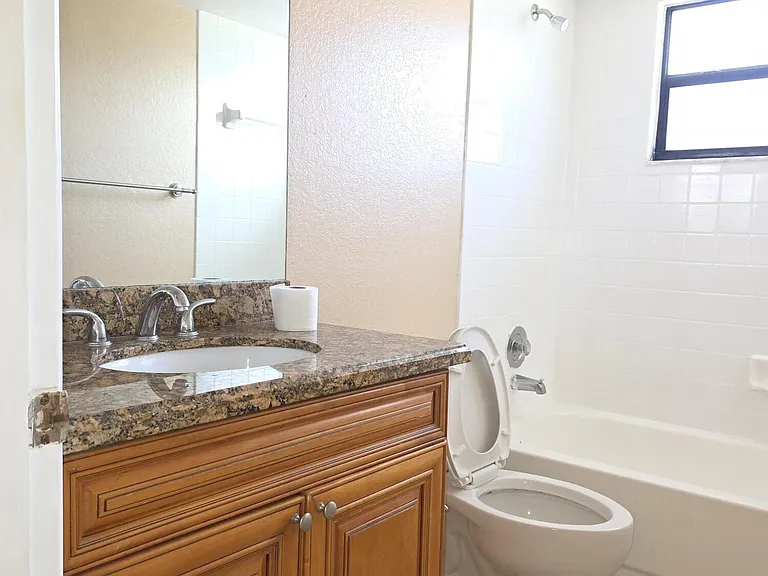 1542 Lake Crystal Dr #H — Photo 34