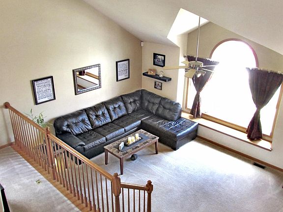 5th image of 411 Edgewater Dr