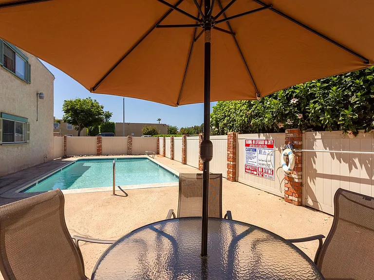 San Remo Court — Photo 1