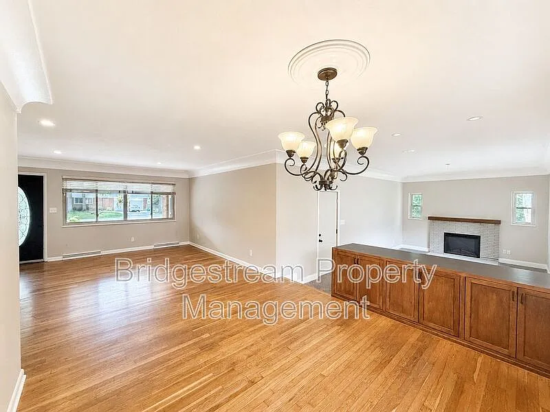 3 bed, 2.0 bath, 1512 sqft, $1,995 — Photo 2