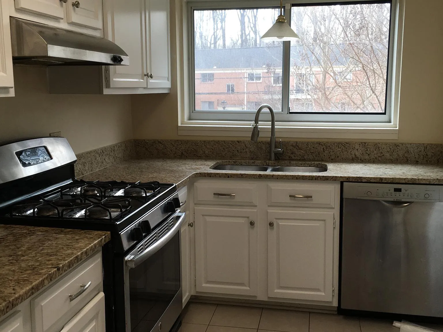 10620 Weymouth St — Photo 4