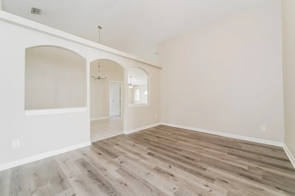 4 bed, 2.0 bath, 1990 sqft, $2,710 — Photo 4