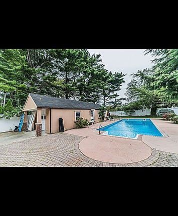 2nd image of 106 Stratford Rd