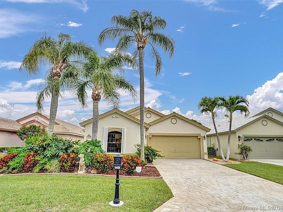 2nd image of 10429 Lexington Cir S
