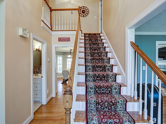 5th image of 167 Marguerite Dr