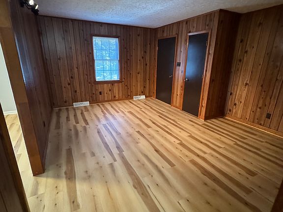 3rd image of 102 Parkview Dr