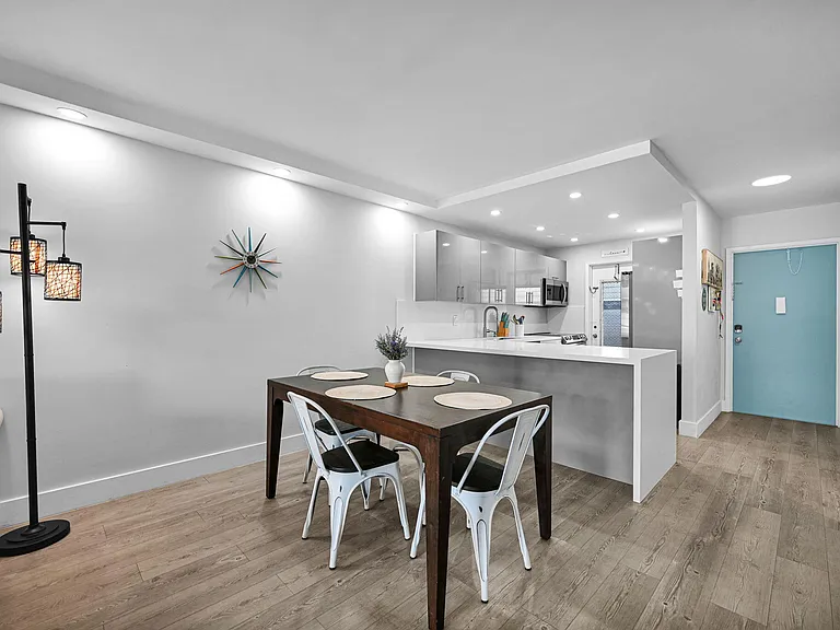 400 SE 10th St #303 — Photo 6