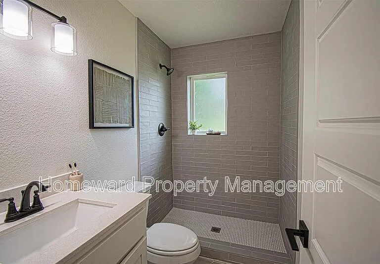 551 E Burks St — Photo 20