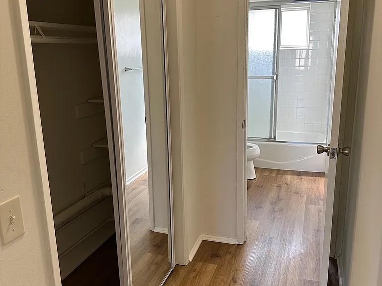 2720 W Victory Blvd #A1 — Photo 5