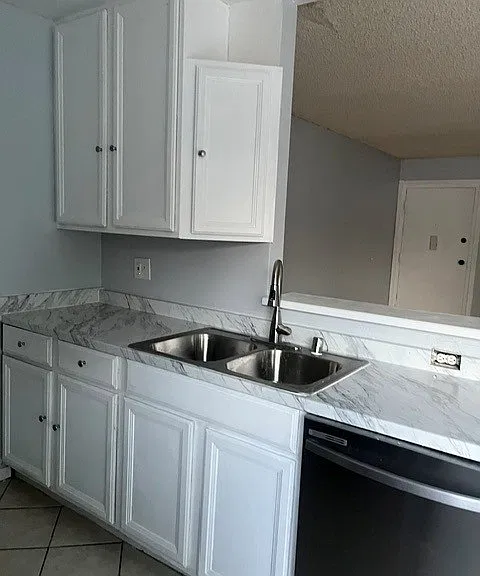 21000 Parthenia St #5 — Photo 5