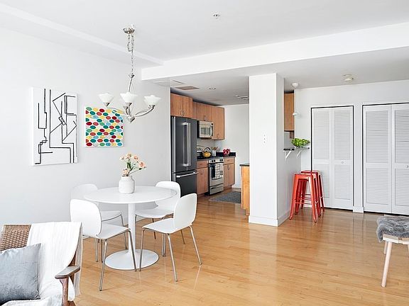 5th image of 323 Boylston St Unit 402