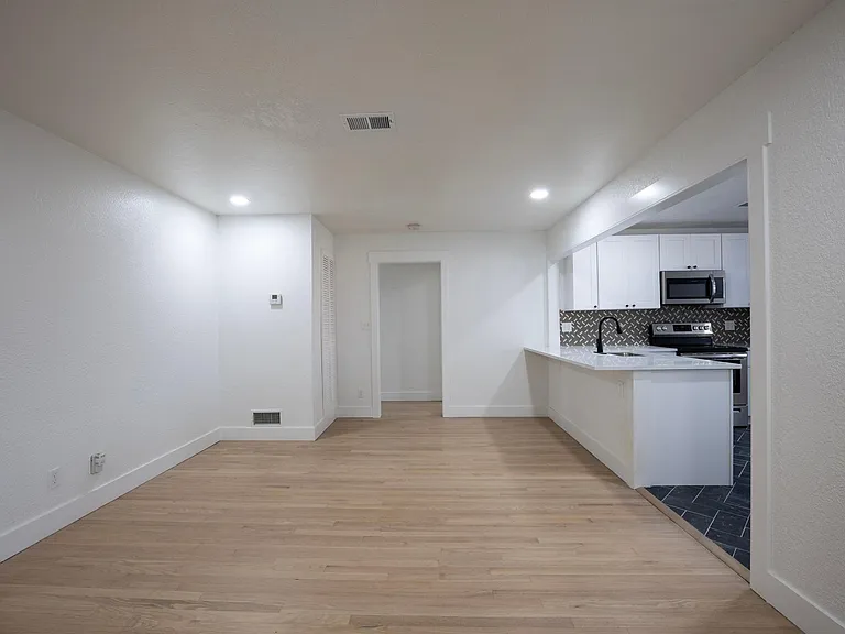 204 W 36th St #2 — Photo 30