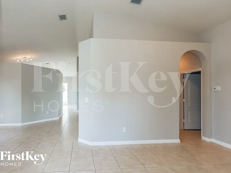 1700 NE 37th Pl — Photo 3