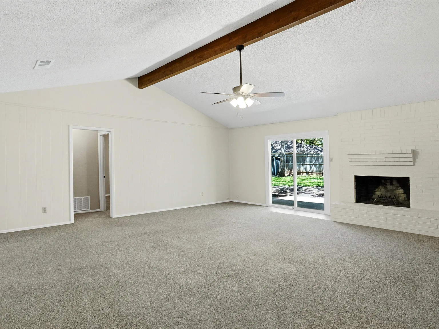 3 bed, 2.0 bath, 1894 sqft, $2,000 — Photo 2