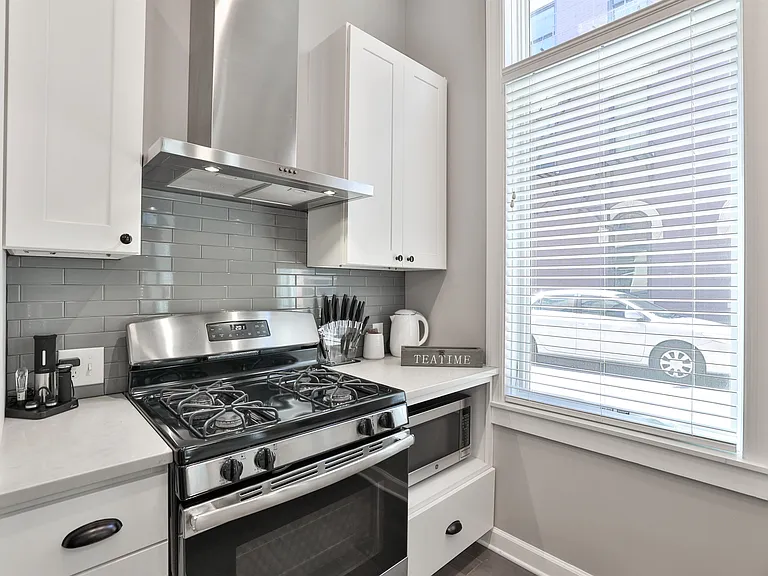116 W 15th St #2 — Photo 6