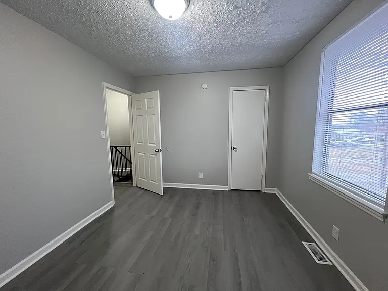 226 Greenleaf Cir — Photo 4