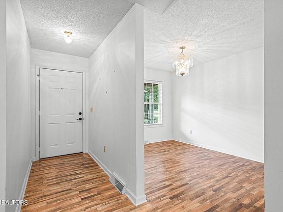 4th image of 18 Tulip Dr