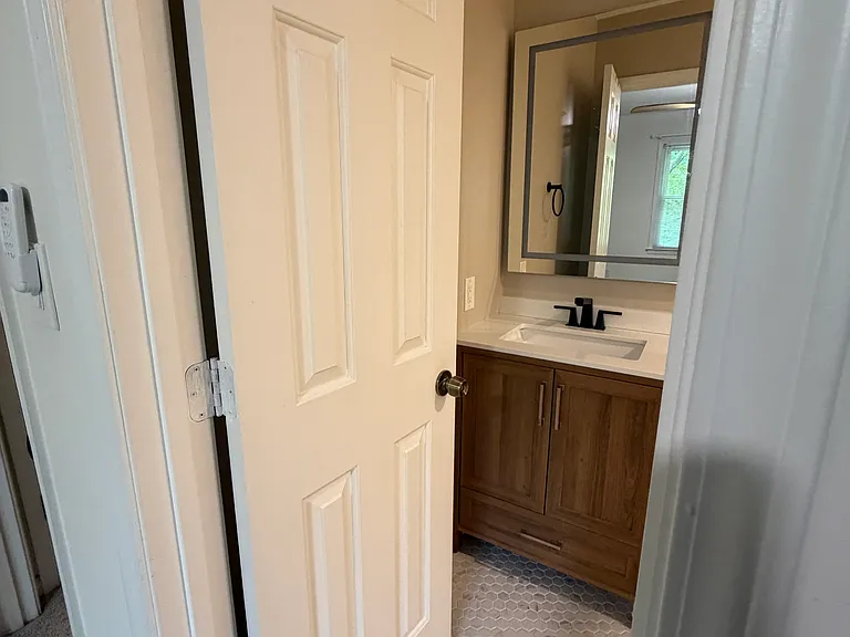 The bathroom of the back bedroom.