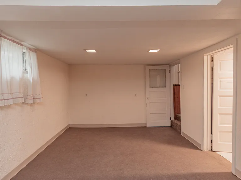 446 E St — Photo 21