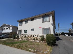 201 Grandview Dr, Covina, CA