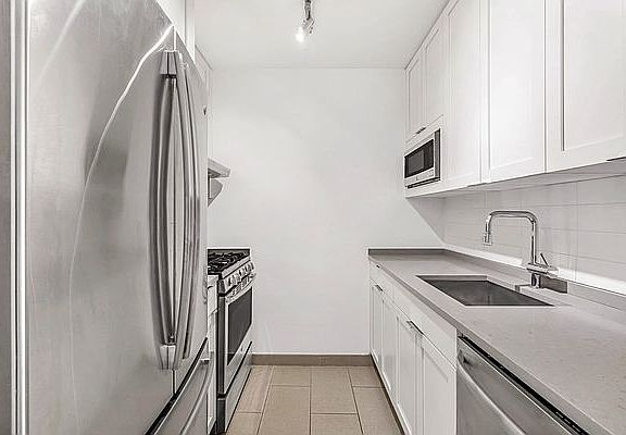 4th image of 124 W 60th St APT 12N