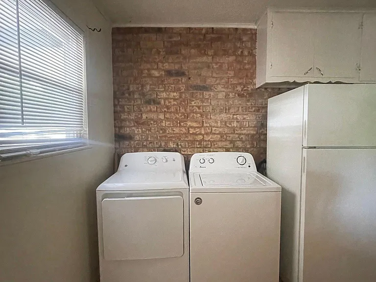 970 W Berry St #1 — Photo 5