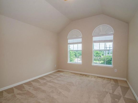 5th image of 3917 Three Oaks Dr