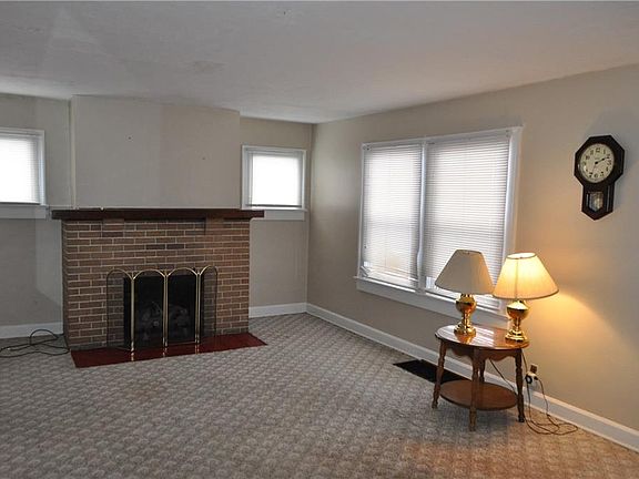 2nd image of 727 N Carlyle Pl