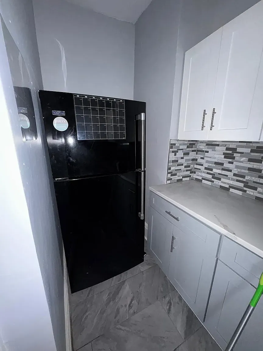3 bed, 1000 sqft, $1,899 — Photo 1