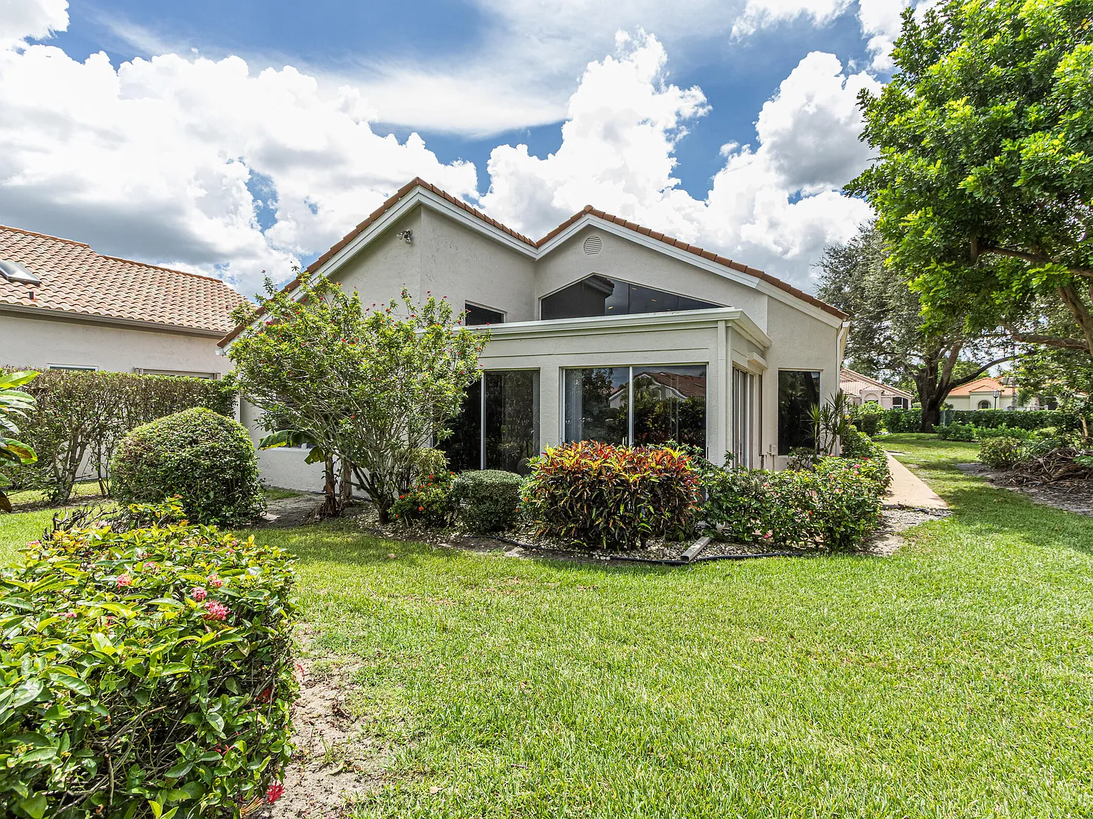 3 bed, 2.0 bath, 2489 sqft, $6,000 — Photo 3