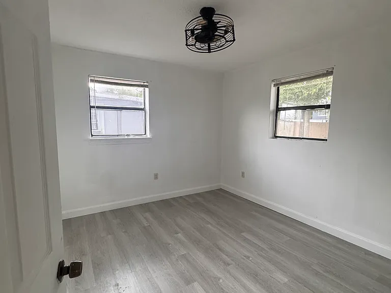 610 Yucatan Dr — Photo 2