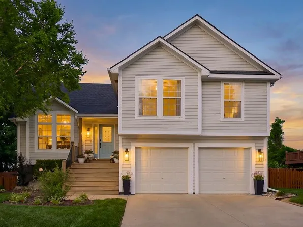 5903 Meadowsweet Ln, Shawnee, KS 66226