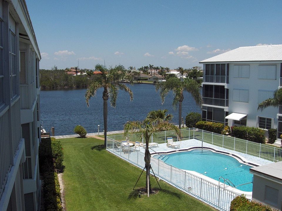 Waterfront condo with dock rights