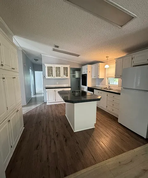 652 Coral Cir — Photo 7