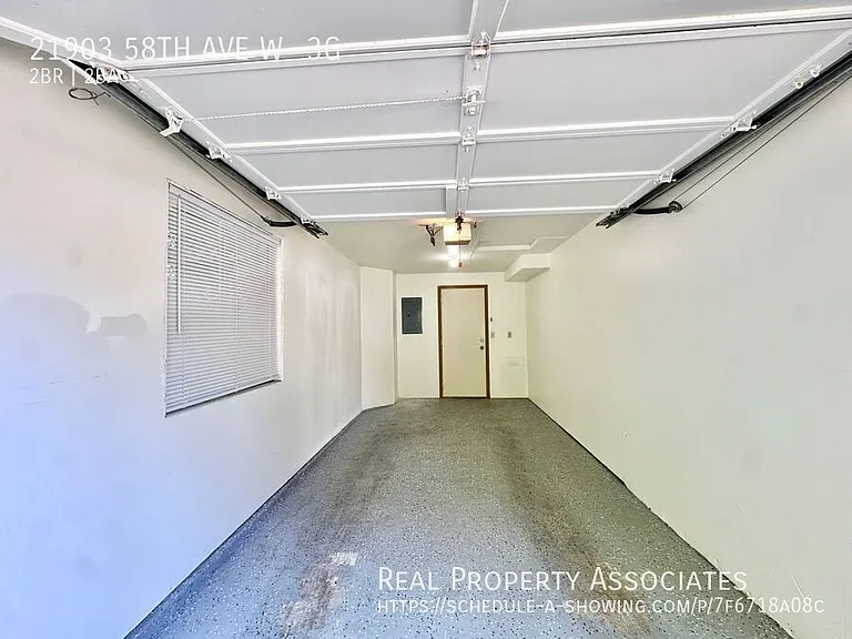 Hillcrest — Photo 24
