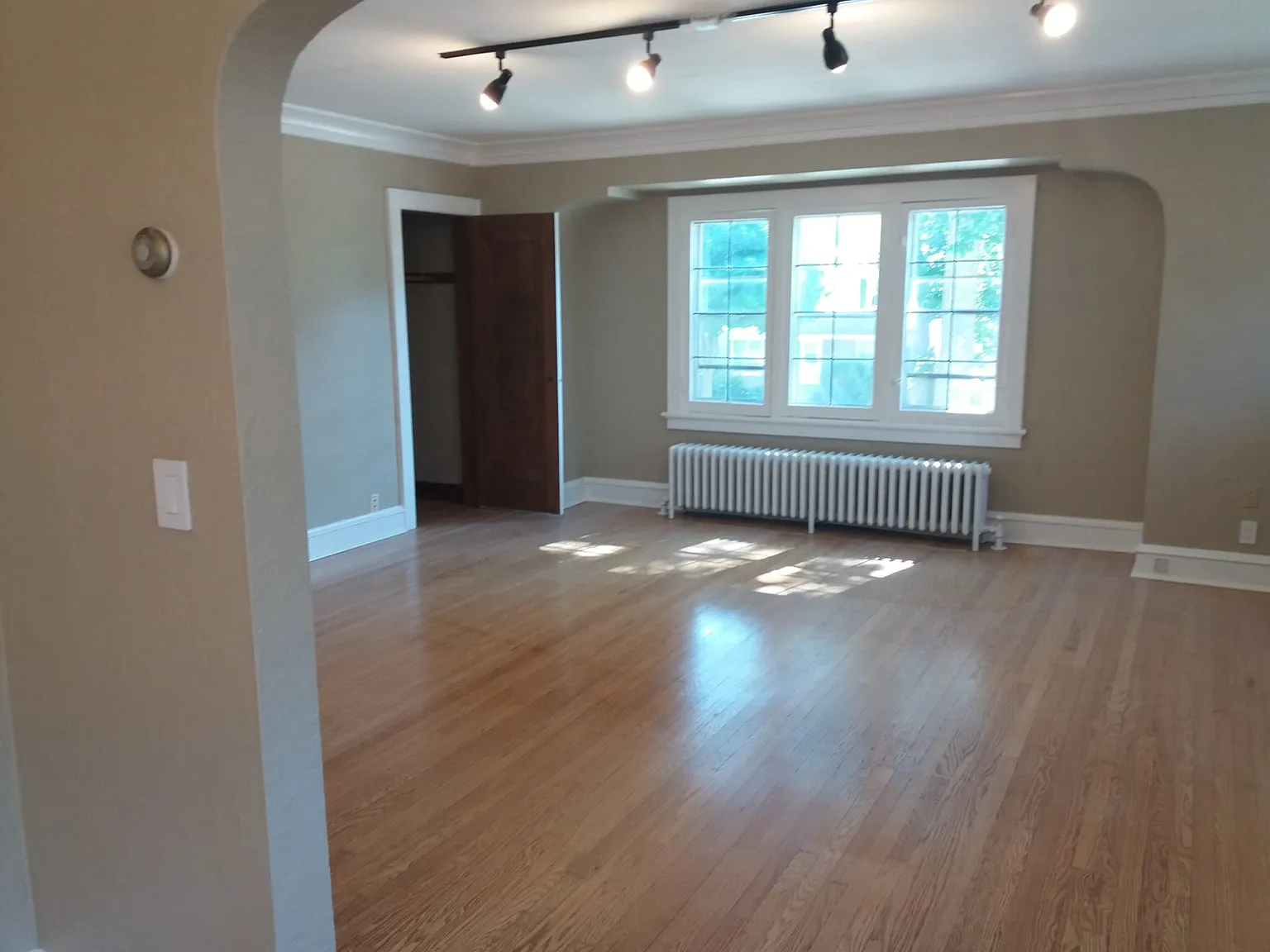 3 bed, 1.5 bath, 1600 sqft, $2,350 — Photo 3