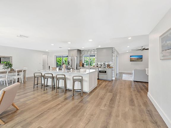 2nd image of 3333 Lakeview Drive
