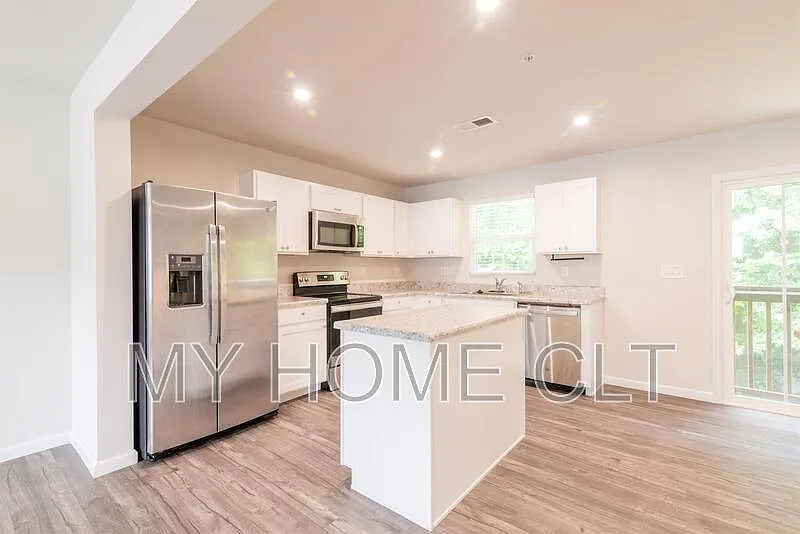 3 bed, 2.5 bath, 1576 sqft, $1,900 — Photo 4