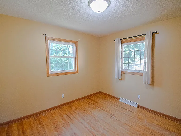 608 22nd St NE — Photo 11