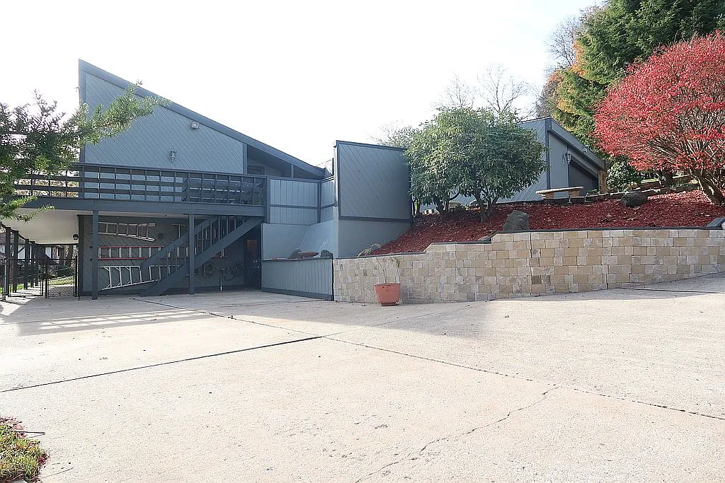202 Lake Dr photo 1