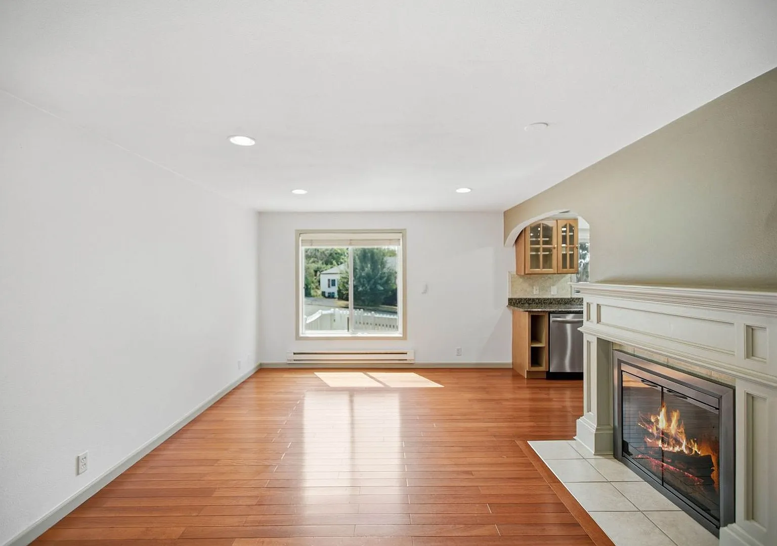 Spacious 3 bed home with washer/dryer and yard in South Beacon Hill — Photo 3
