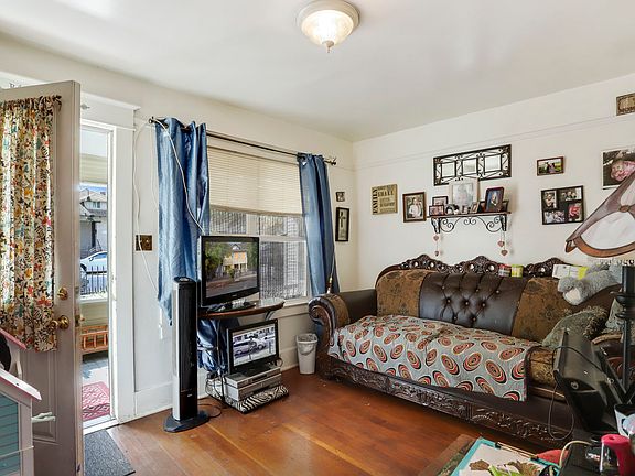 4th image of 121 E Jefferson St