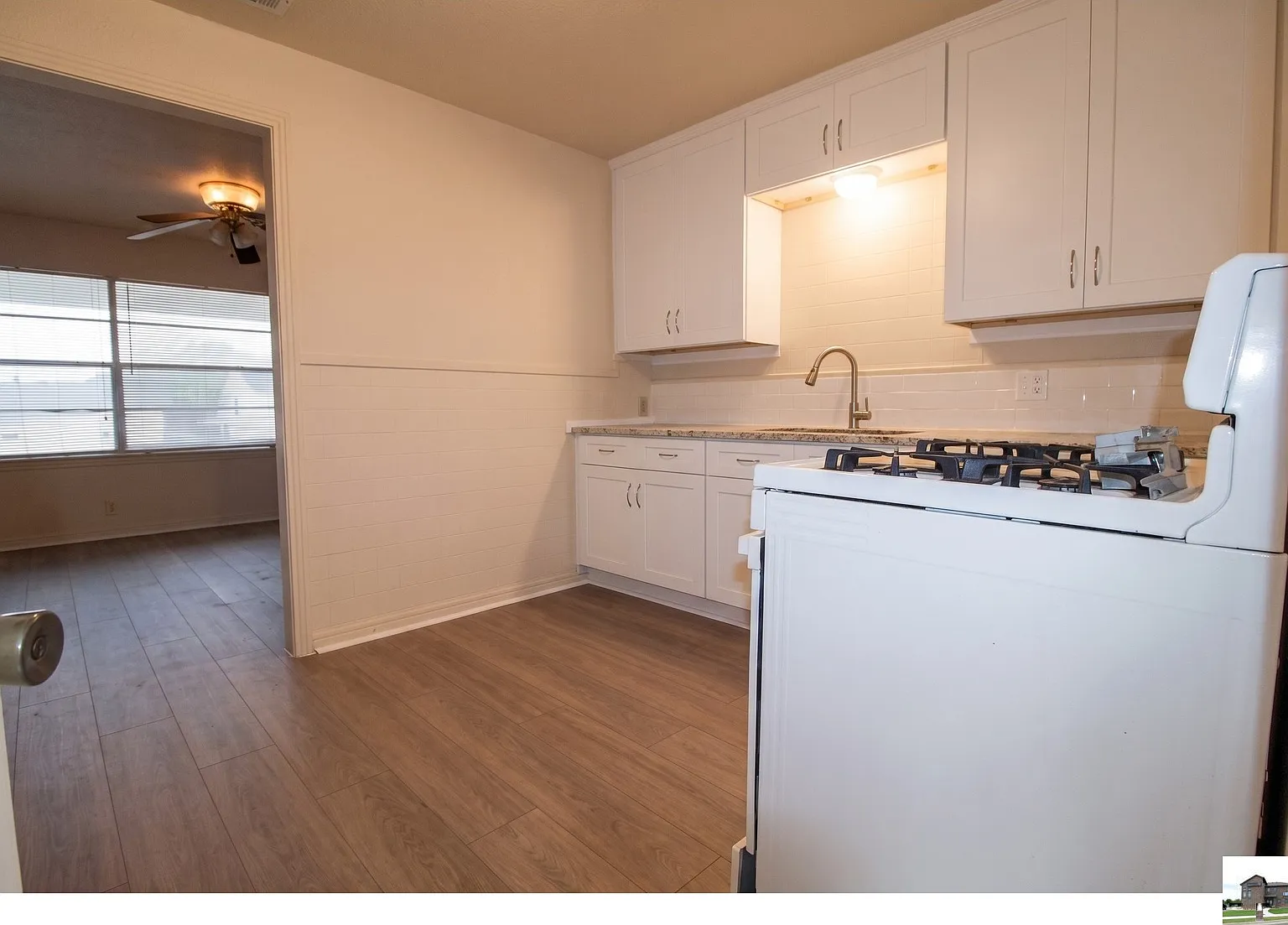 2 bed, 1.0 bath, 748 sqft, $900 — Photo 3