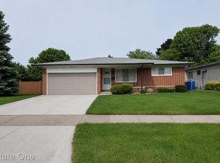 27553 Newport Dr, Warren, MI 48088