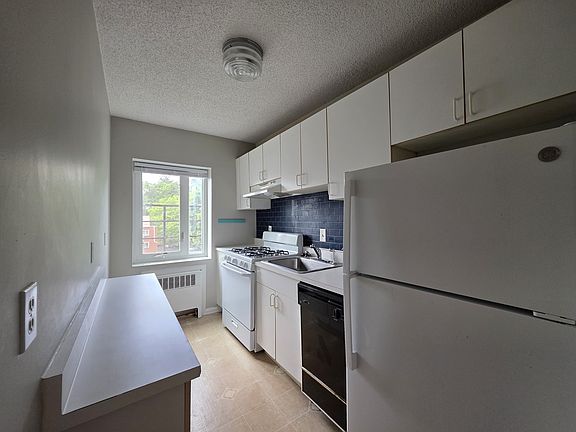 2nd image of 572 Whitney Ave #5-3