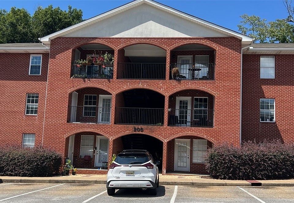 1st image of 2515 Veterans Memorial Pkwy APT 203